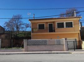 Apartamentos Rurales Carlos, hotel with parking in Barracas