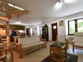 Superb holiday home with private garden, vikendica u gradu Yvias