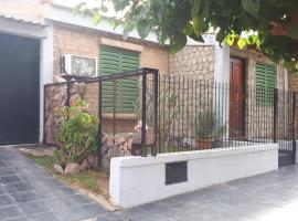 Casa con Piscina, chata v destinácii Chilecito