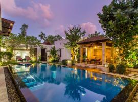 Sunset Ocean Front Villa , Mai Khao Phuket: Mai Khao Plajı şehrinde bir otel