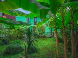 Sister's Warm Guest House, hotel v destinaci Batumi