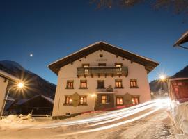 Pension der Steinbock - das 300 Jahre alte Bauernhaus - TIROL، فندق في سانكت أنتون ام ارلبرغ