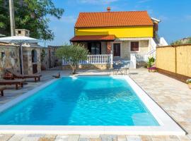 Holiday home Iva with pool: Sukošan şehrinde bir otel