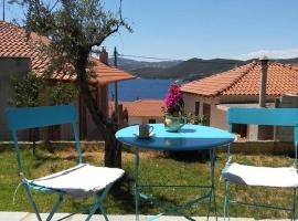 Dora's House comfortable apartment with a yard and view, villa in Pyrgadikia