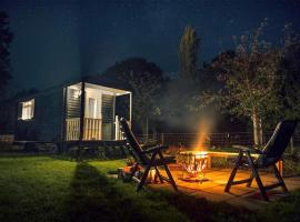 Pipowagen Elsebein Groningen Westerwolde unieke ligging met eigen tuin en vrij uitzicht over veld naar natuurgebied, nhà nghỉ B&B ở Onstwedde