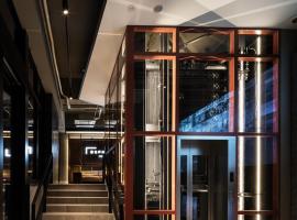 Bespoke Hotel Shinjuku, מלון ליד תחנת הרכבת התחתית שינג'וקו סנצ'ומה, טוקיו