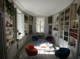 Appartement de caractère entre St Rémy et Avignon, 74m2, 2 à 4 personnes, hotel in Noves