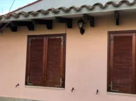 VILLETTA CON GRANDE GIARDINO VICINO ALLA SPIAGGIA DI Campus VILLASIMIUS