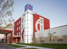 Motel 6 Airdrie, hotel in Airdrie
