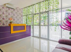 RedDoorz Plus near Stasiun Bekasi, three-star hotel in Bekasi