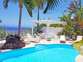 LA BOHEME, résidence de 5 appartements avec piscine, vue océan, Petite Ile, hotel en Petite Île