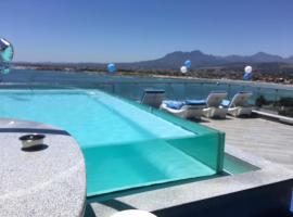 GORDON's SHORE LUXURY APARTMENTS - Solar Powered, hotel com estacionamento em Gordonʼs Bay