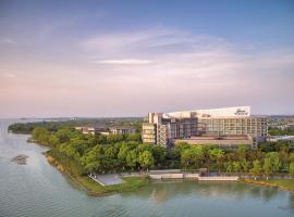 Fairmont Yangcheng Lake, отель в городе Куньшань