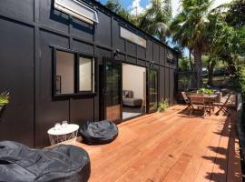 Cozy Tiny House Hideaway, hotel din Tauranga