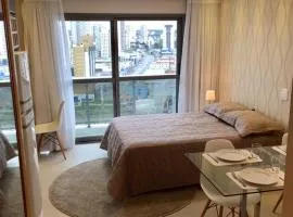 Estudio moderno com linda vista para a Serra