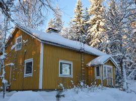 Old wooden house 20 min from Koli, poilsiautojų namelis mieste Tuopanjoki