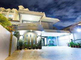 G Beach Front Villa, hotel di Batu Feringgi