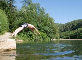 Camping des Drouilhèdes, hotel a Peyremale