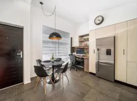 Lake View Greenstone Luxe Apartment