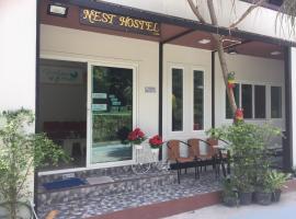 Nest hostel lipe โฮสเทลในเกาะหลีเป๊ะ