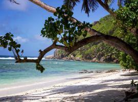 Surfers Beach Self Catering Chalets, hotel v destinaci Takamaka
