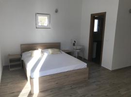 Apartments Sanja, hostal o pensión en Jezera