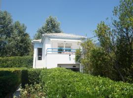 Romantic Seafront Studio - Dream Garden, Hotel in Platanidia