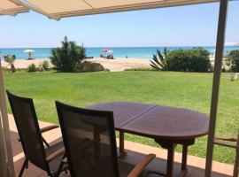 Amazing in front of the sea apartment, allotjament a la platja a Coma-ruga