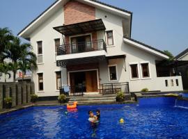 Pesona Air - Villa and Private Pool, casă de vacanță din Depok