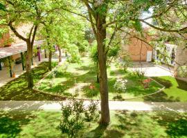 Lantana Garden, guest house in Pilas
