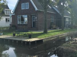 Idyllic Farmhouse, hotel with parking in Landsmeer