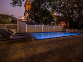 Woodside Retreat Serviced Apartments, 100 meters from baga river, hotel di Baga