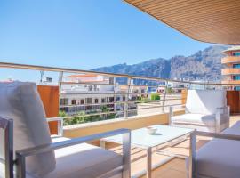 Large terrace with views on the cliffs at Balcon De Los Gigantes, hotel in Puerto de Santiago