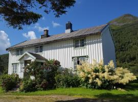Gammelstua på Storsæter Gård, hotel en Engeløya