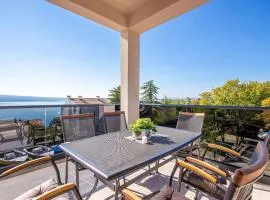 Apartment with swimming pool near sea