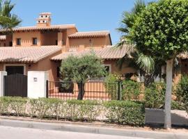 HL025 Luxury 3 bedroom villa with community pool: Fuente Alamo'da bir otel