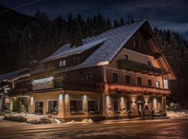 Hotel-Gasthof Strasswirt, hotel v Tröpolachu