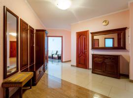 Large luxury 4-room apartment with a sauna, near the metro Levoberezhnaya، منتجع في كييف