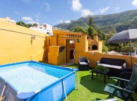 Canarian House with views and pool, počitniška hiška v mestu Los Realejos