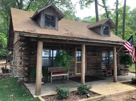 Cora's Main Log Cabin, farm stay in Tyler