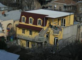 Why Me Eco-friendly Hostel, hotel dicht bij: metrostation Varketili, Tbilisi