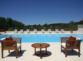 Lagrange Vacances Le Domaine de Bourgeac – hotel w mieście Paradou