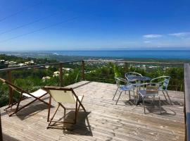 Lounge des hauts 3 maisons à L'étang-Salé sans vis à vis avec vue panoramique Océan et Montagne, lodge di Etang-Sale