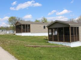 Plymouth Rock Camping Resort Two-Bedroom Park Model 9, hotel in Elkhart Lake