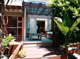 Tranquil Gem - lush garden view & solar energy!