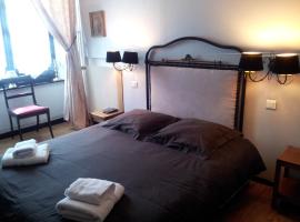 Hostel Le Prieure, hotel v destinaci Chilhac