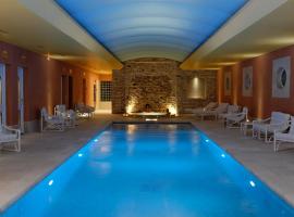 Auberge de Cassagne & Spa, hotel with pools in Le Pontet
