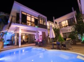 Villa Alizée - Boutique Hôtel Expérience - Idéal Couples & Pros - Piscine - Restaurant - Rooftop bar - Parking privé - 10min Port-Louis - Ambiance Tropical chic & authentique, hotel de playa en Port Louis