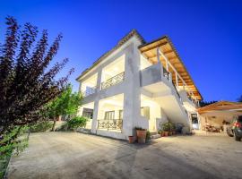 V and H House - Cozy & Ideal for Families, by ZanteWize