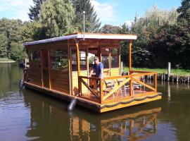 Hausboot / Floss, hotel in Canow
